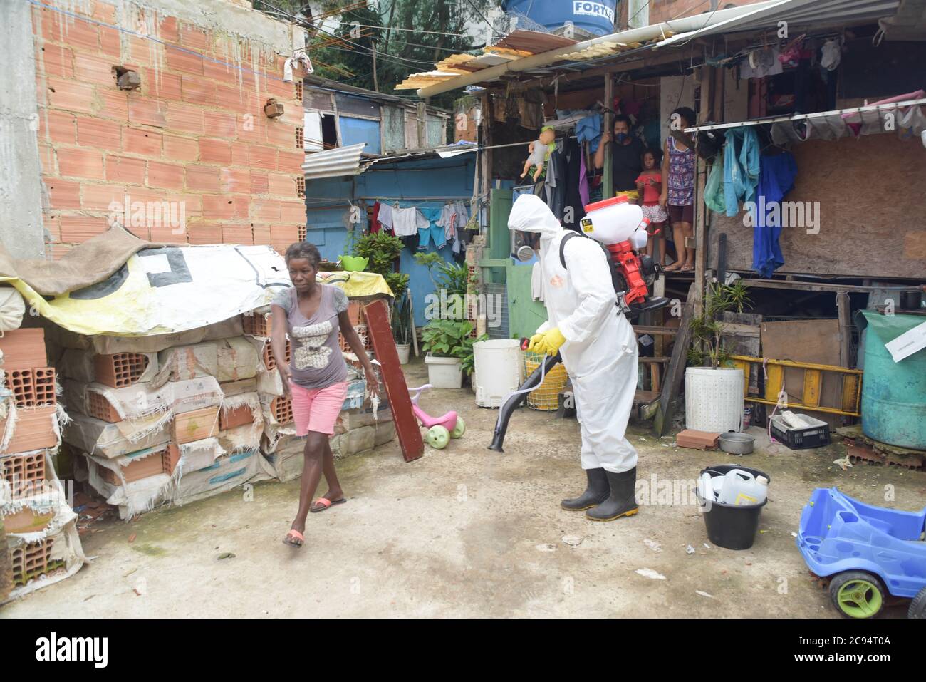 RIO DE JANEIRO,BRÉSIL,AVRIL,10,2020: Les résidents de la favela dona marta à rio de janeiro collectent le Covid-19 avec son propre nettoyage Banque D'Images
