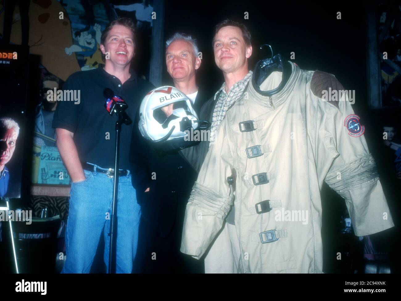 Los Angeles, Californie, États-Unis le 8 février 1996 (L-R), l'acteur Thomas F. Wilson, l'acteur Malcolm McDowell et l'acteur Mark Hamill assistent à la présentation de Costume Wings Commander 4 le 8 février 1996 à Planet Hollywood à Los Angeles, Californie, États-Unis. Photo par Barry King/Alay stock photo Banque D'Images