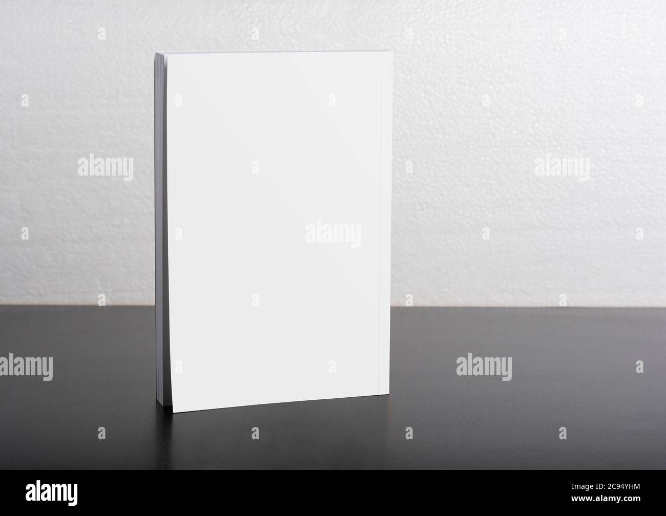 Livre avec couverture vierge sur table sombre brillante, série de maquettes éditable prête pour votre conception, chemin de sélection inclus. Banque D'Images