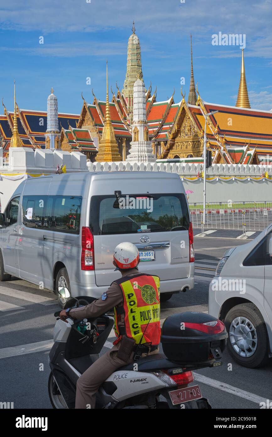 Un policier de la circulation en moto est coincé dans la circulation en face de Wat Phra Kaew & Grand Palace, la principale attraction touristique de Bangkok, en Thaïlande Banque D'Images