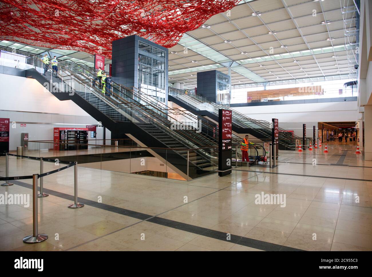 28 juillet 2020, Brandebourg, Schšnefeld: La zone d'entrée du terminal 1 de l'aéroport de la capitale avec l'œuvre d'art "Flying Carpet" de PAE White au plafond, composée de bandes en aluminium rouge. Photo: Soeren Stache/dpa-Zentralbild/dpa Banque D'Images