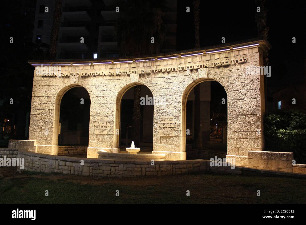 Le monument Baron Gate a été érigé en 1947 à l'entrée de Petah Tikva en l'honneur du Baron Rothschild la nuit Banque D'Images