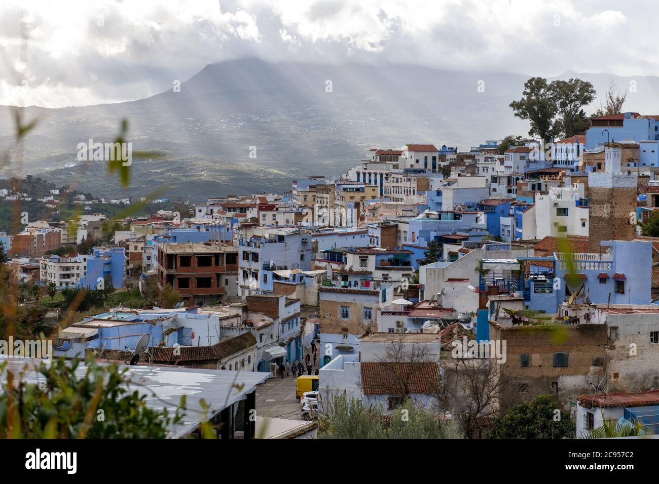 Les bâtiments de couleur bleue prédominent dans la ville de Chefchaouen, au Maroc, dans les montagnes de Rif Banque D'Images