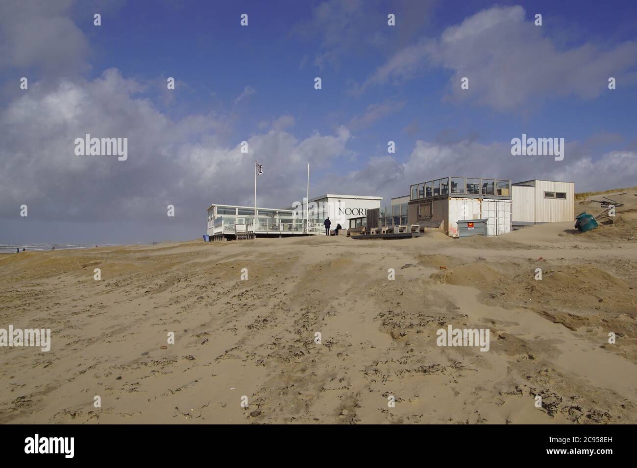 Mer du Nord avec une plage de sable aux pays-Bas dans la tempête avec un pavillon de plage. Bergen aan zee, pays-Bas, mars Banque D'Images