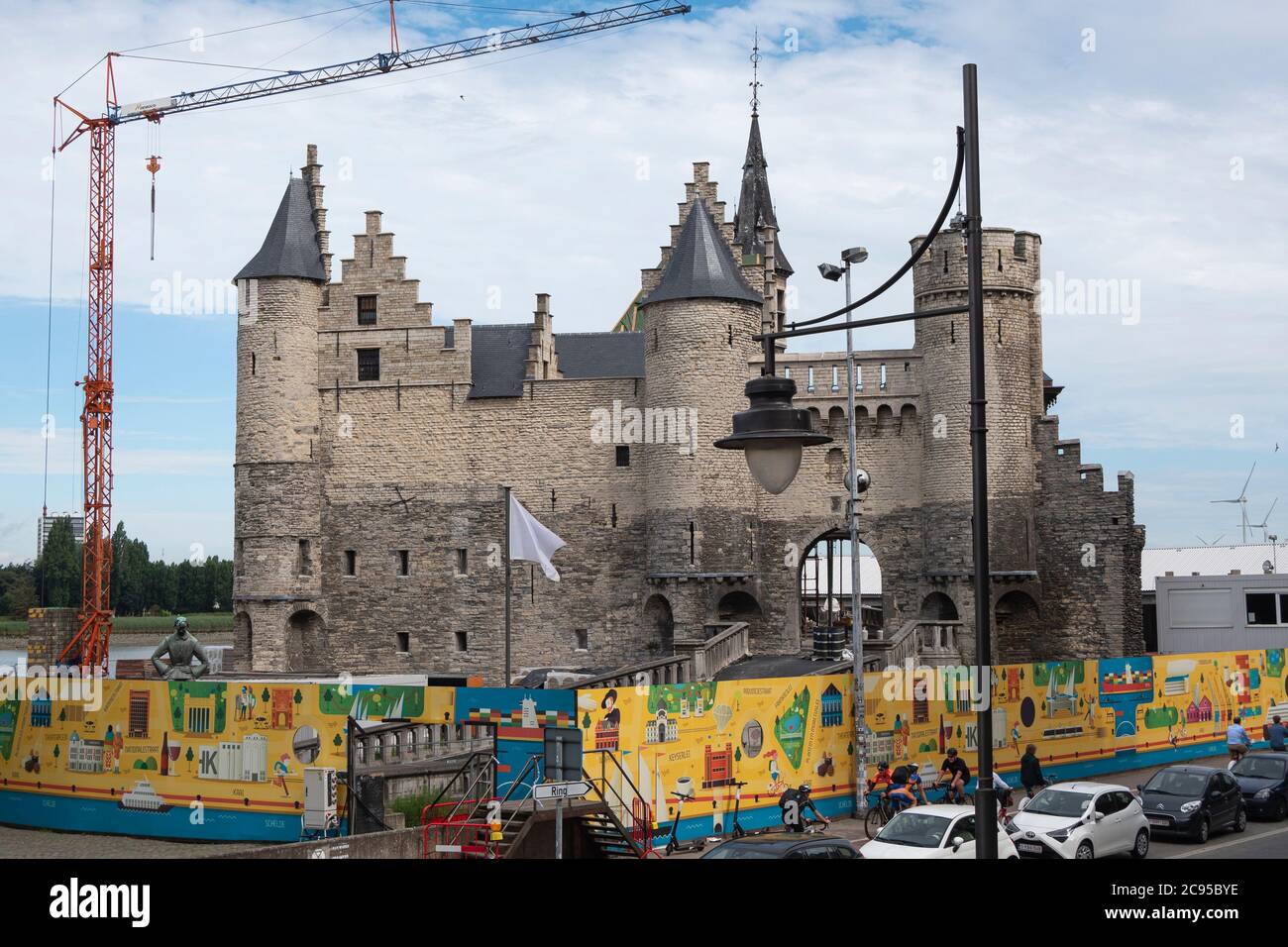 Anvers, Belgique, 19 juillet 2020, gros plan des clôtures et du château Het Steen avec grue et touristes Banque D'Images