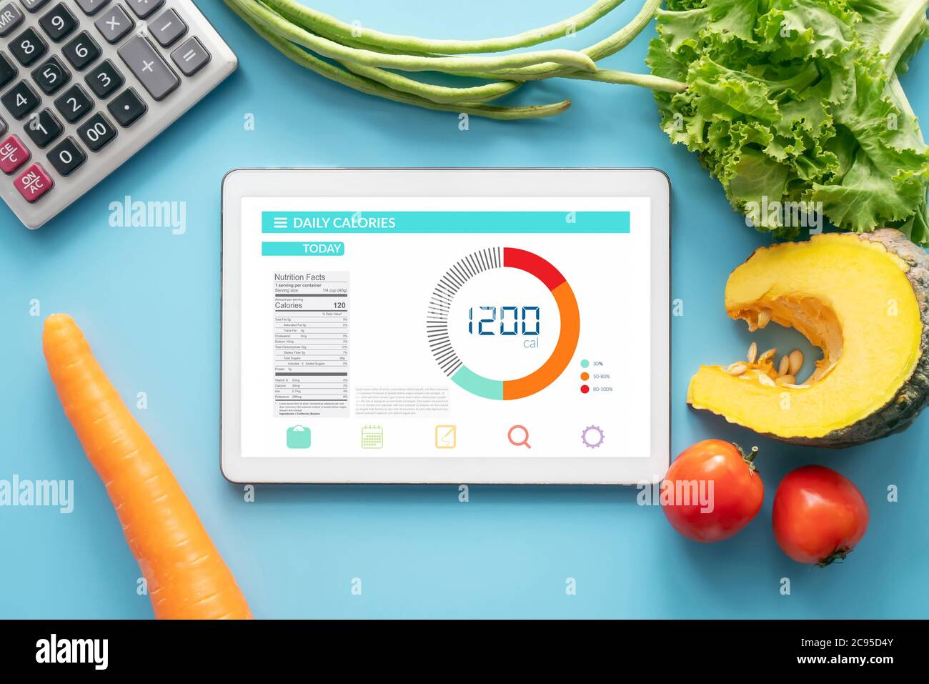 Idée de comptage des calories , régime alimentaire , contrôle alimentaire et perte de poids. Tablette avec application de compteur de calories à l'écran à la table de salle à manger avec légumes Banque D'Images