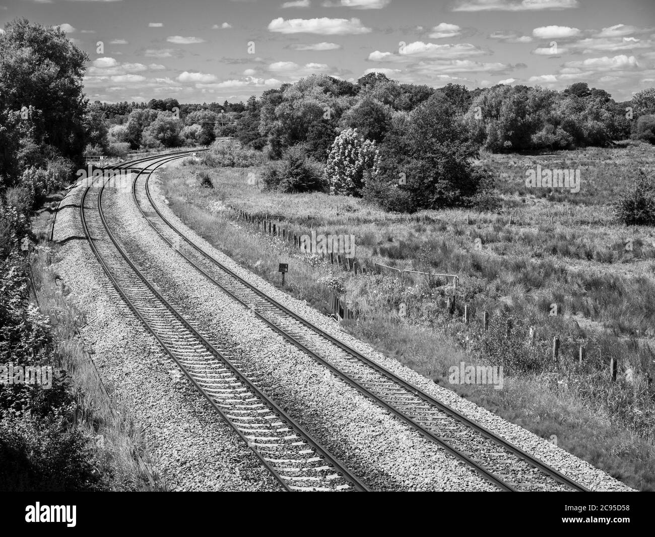 Paysage noir et blanc des voies ferrées, Kintbury, Berkshire, Angleterre, Royaume-Uni, GB. Banque D'Images