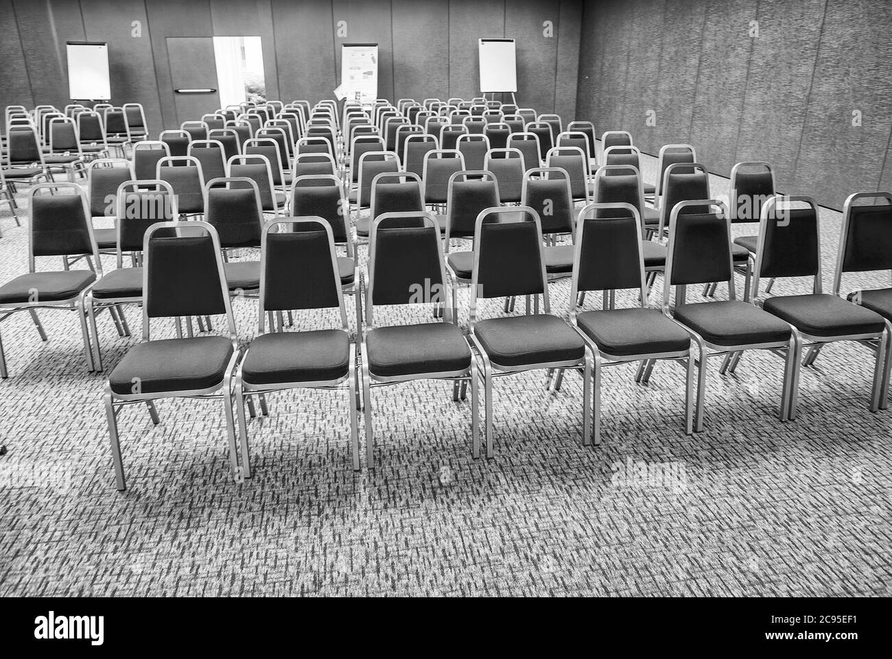 Salle de conférence moderne avec chaises rouges. Banque D'Images