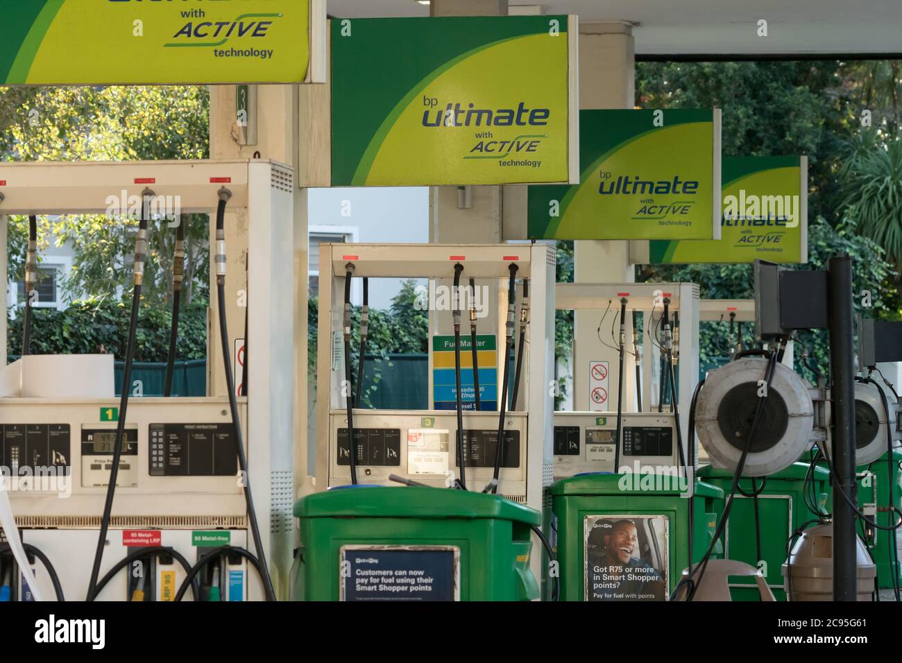 Rangée de pompes à essence BP British Petroleum et panneaux à une station-service du Cap, Afrique du Sud Banque D'Images