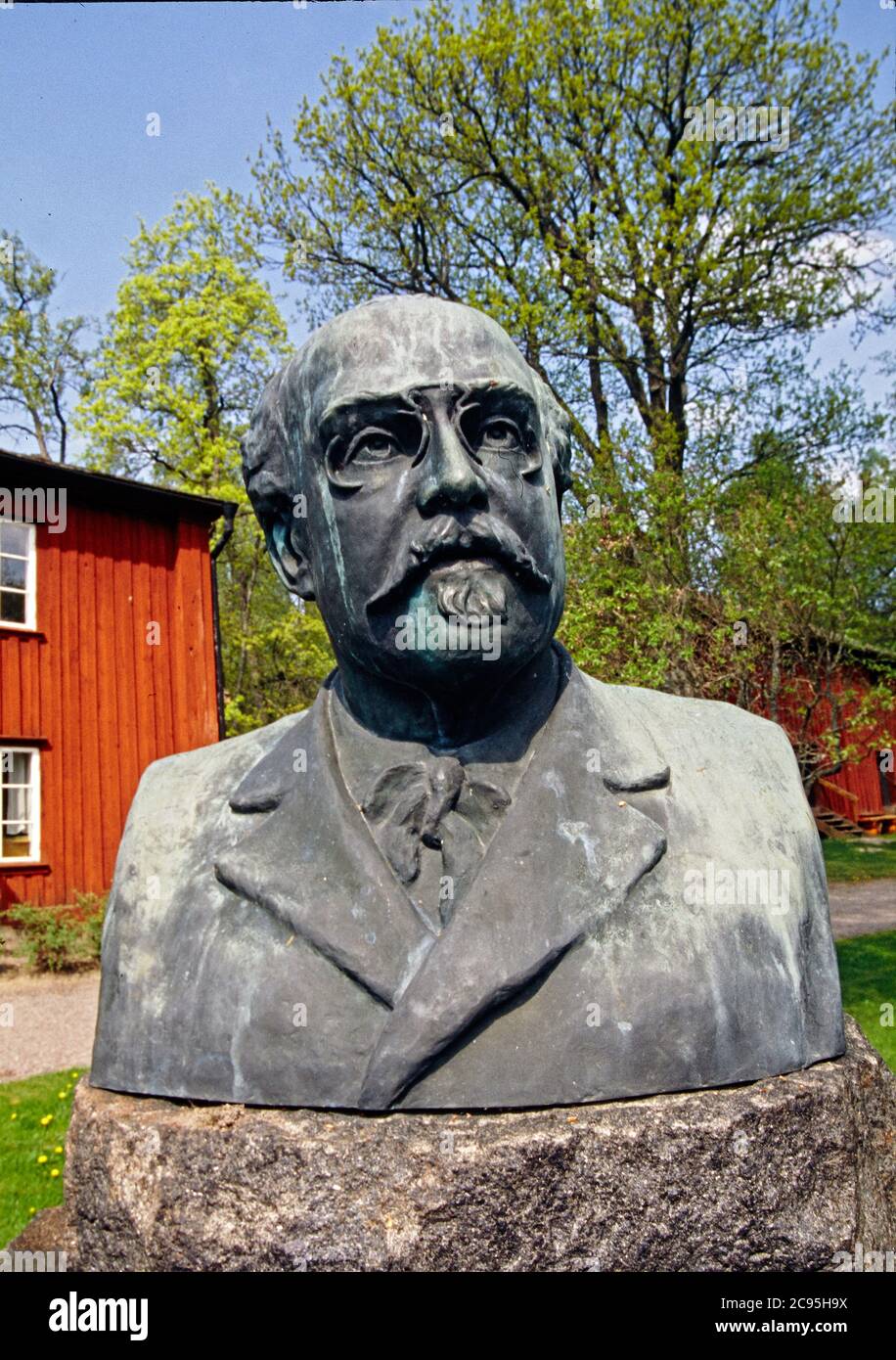 Statue du célèbre poète suédois du XIXe siècle Gustaf Fröding près de sa maison d'enfance Banque D'Images