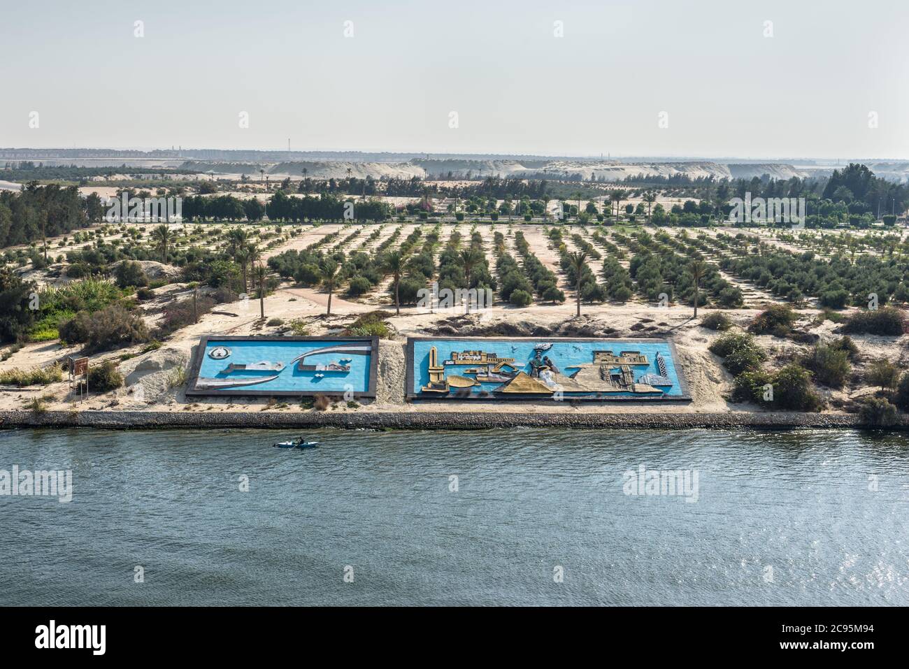 Ismailia, Egypte - 14 novembre 2019: Le Bas-relief Panel d'Egypte sur un côté du canal de New Suez, Ismailia, Egypte. Banque D'Images