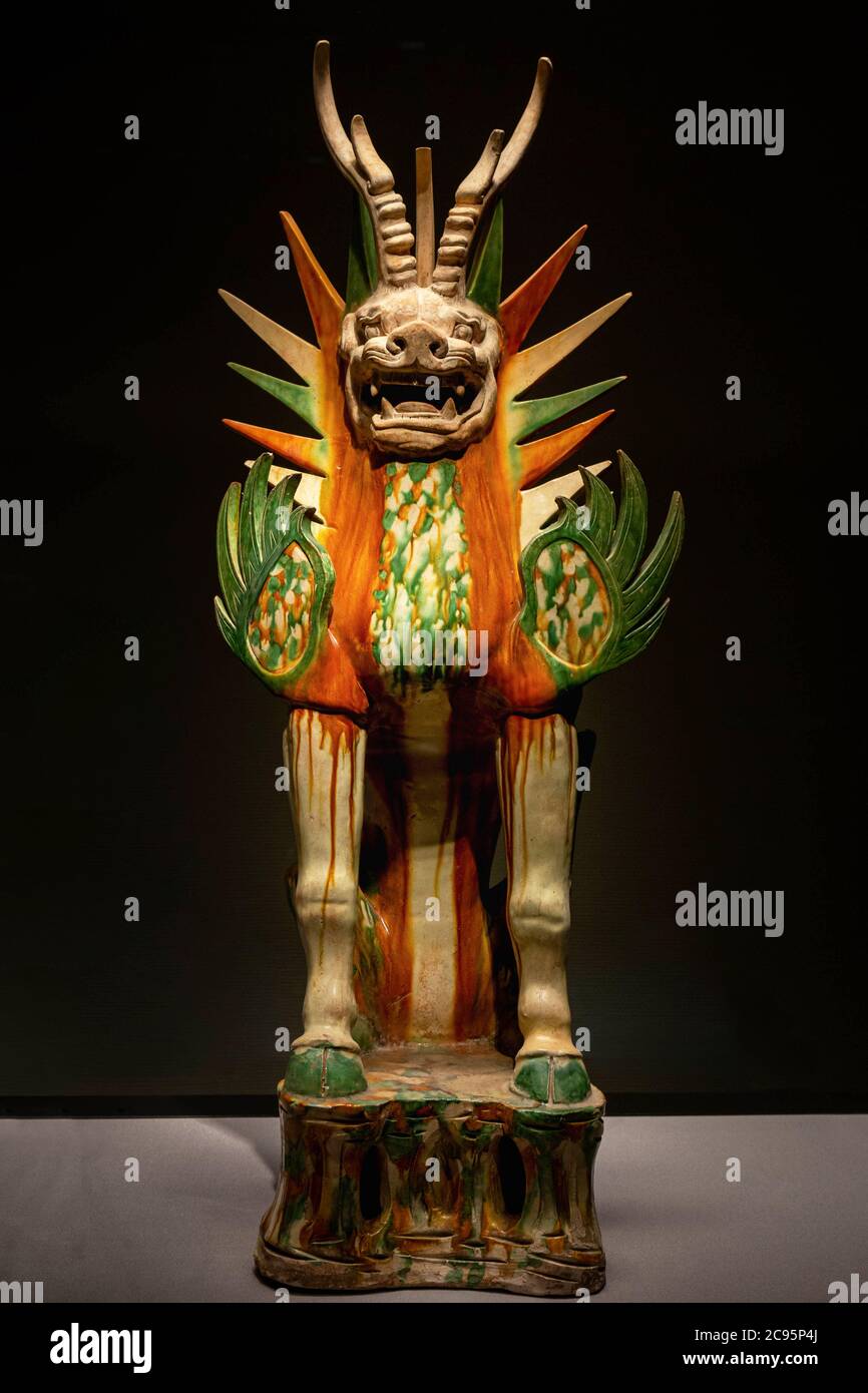 Tokyo, Japon - 17 avril 2020 : ancienne poterie de glaçure à trois couleurs de la poterie mythique de la bête tombeau figurine de gardien de la dynastie Tang, du 7 au 8 e siècle Banque D'Images