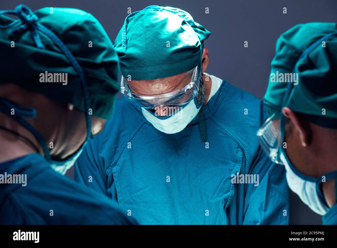 groupe de médecins chirurgicaux professionnels concentrés équipe chirurgicale un patient dans la salle d'opération de l'hôpital. Banque D'Images