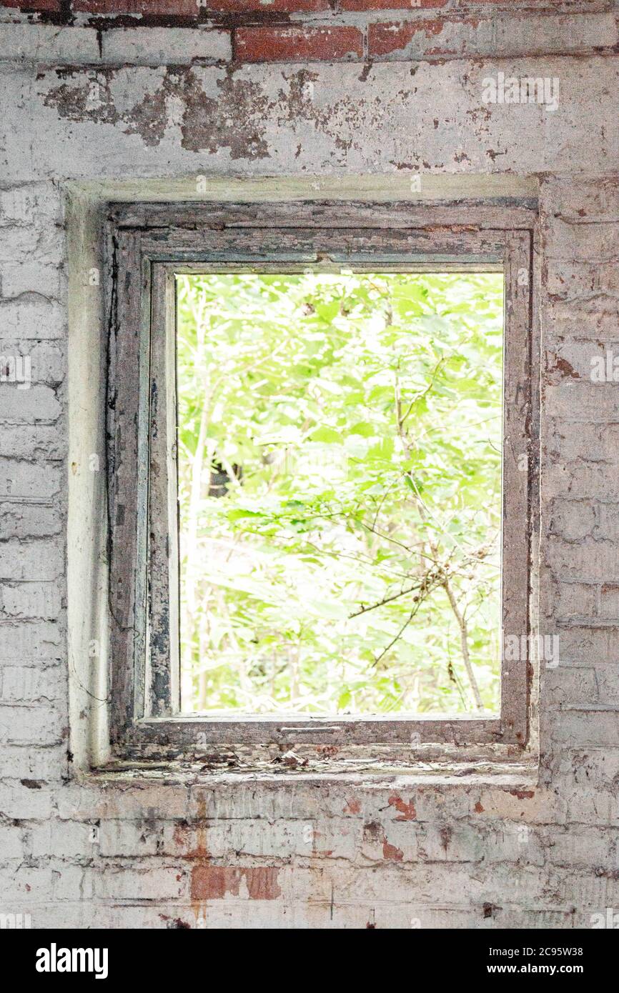 Ouverture de fenêtre d'une maison abandonnée sans verre Photo Stock - Alamy