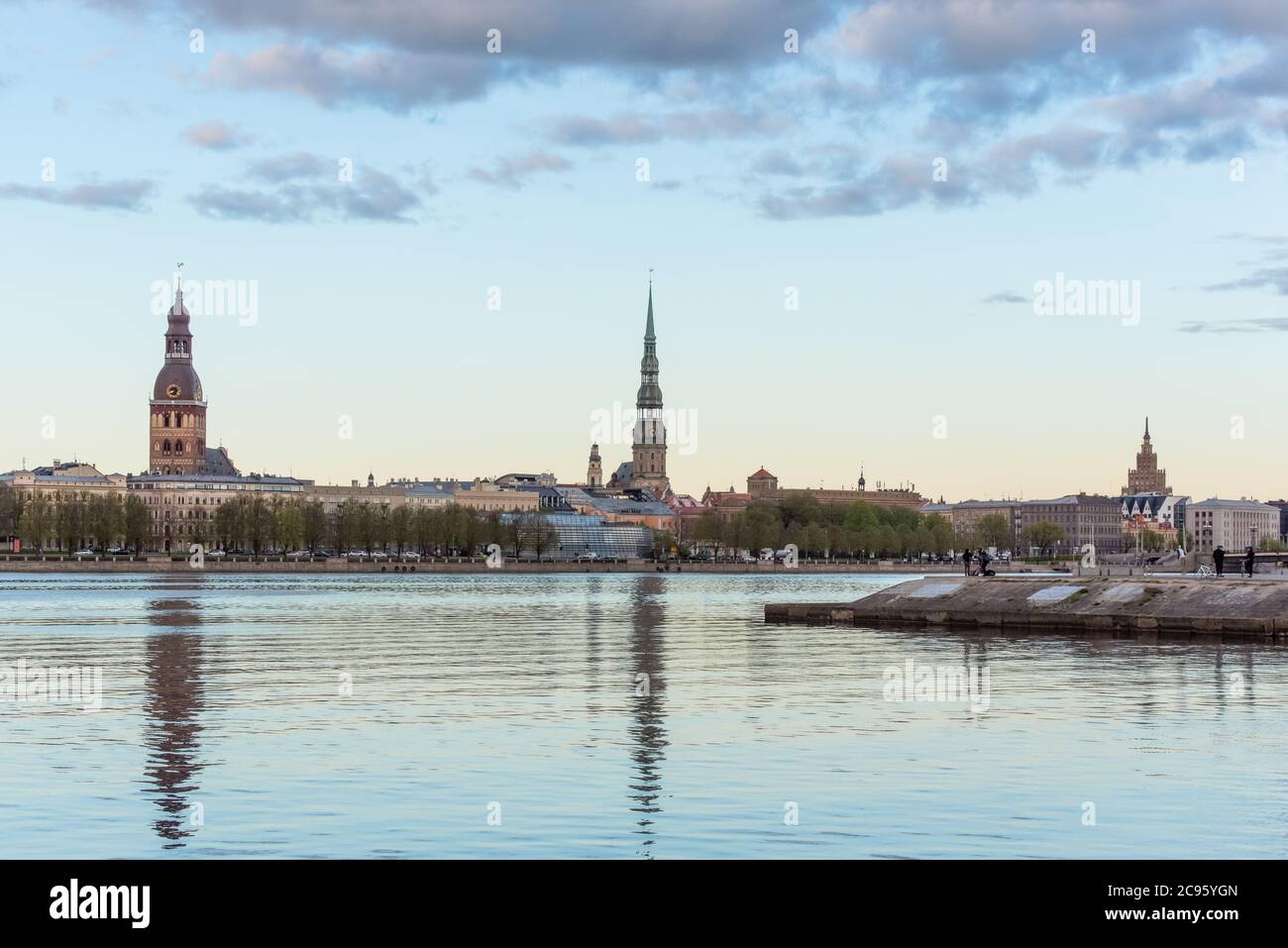 Riga, la Lettonie, la vieille ville avec les tours de la cathédrale Sainte Marie et Saint Pierre avec des réflexions dans la rivière Daugava Banque D'Images