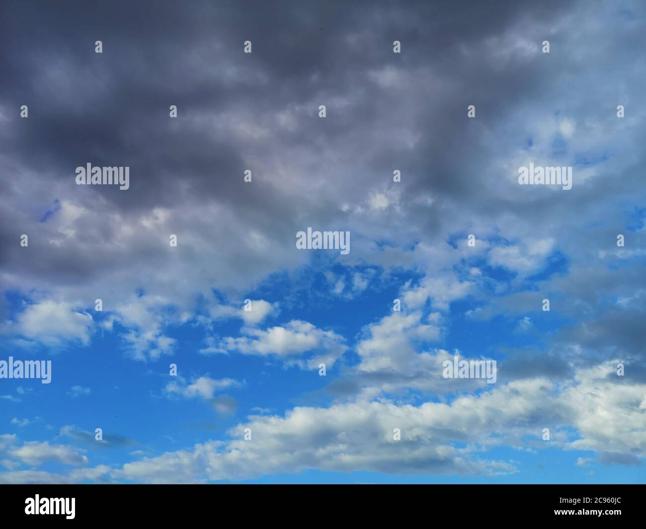 Paysage panoramique spectaculaire avec nuages sombres de tempête. Saison, météorologie Banque D'Images