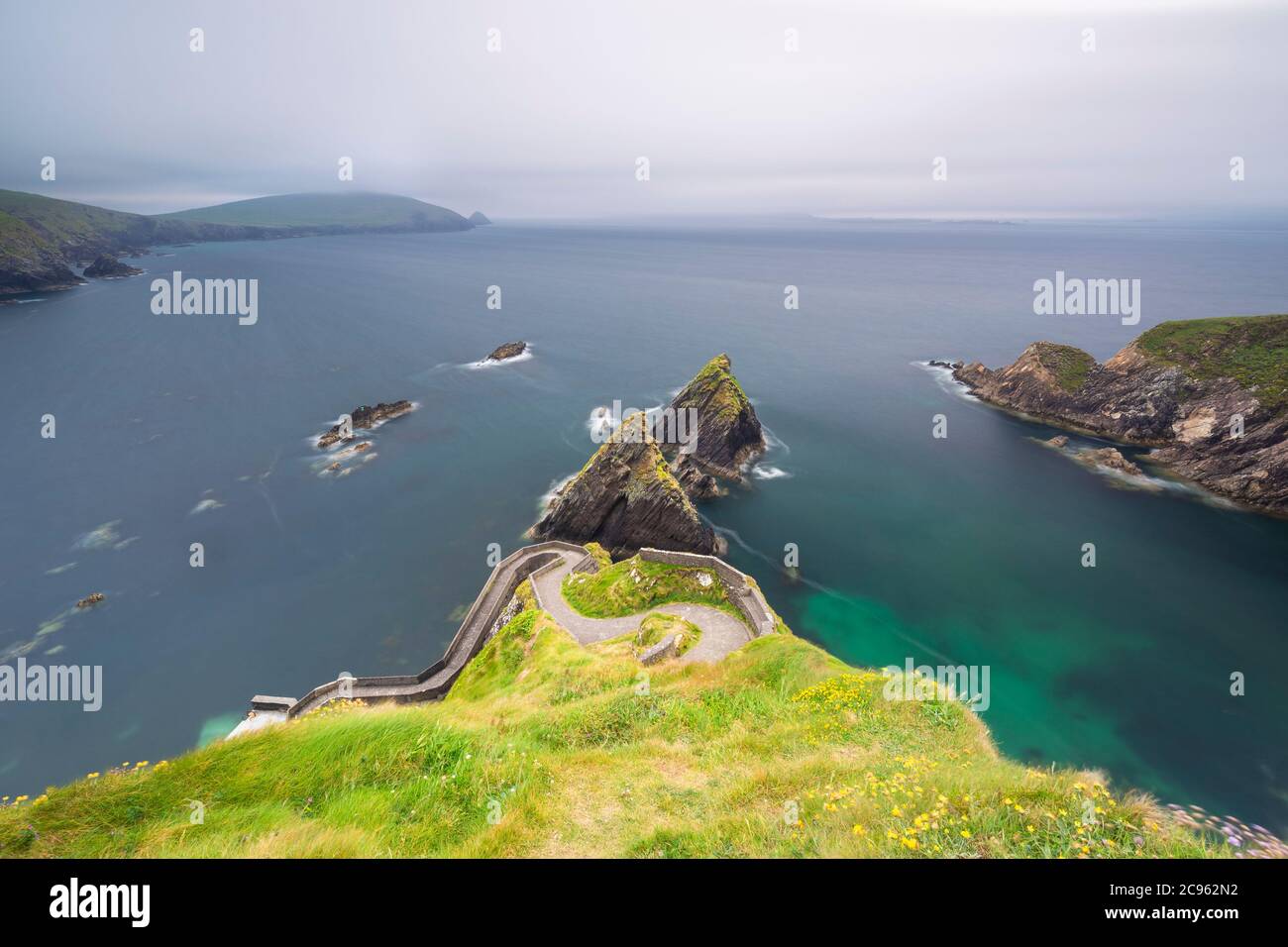 La vue imprenable sur les îles Blasket depuis la jetée de Dunquin (Dún Chaoin). Péninsule de Dingle, comté de Kerry, province de Munster, Irlande, Europe. Banque D'Images