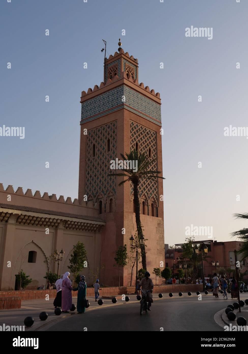 MARRAKECH, MAROC - septembre 23 2019 : mosquée de la Kasbah et travailleurs locaux traditionnels Banque D'Images
