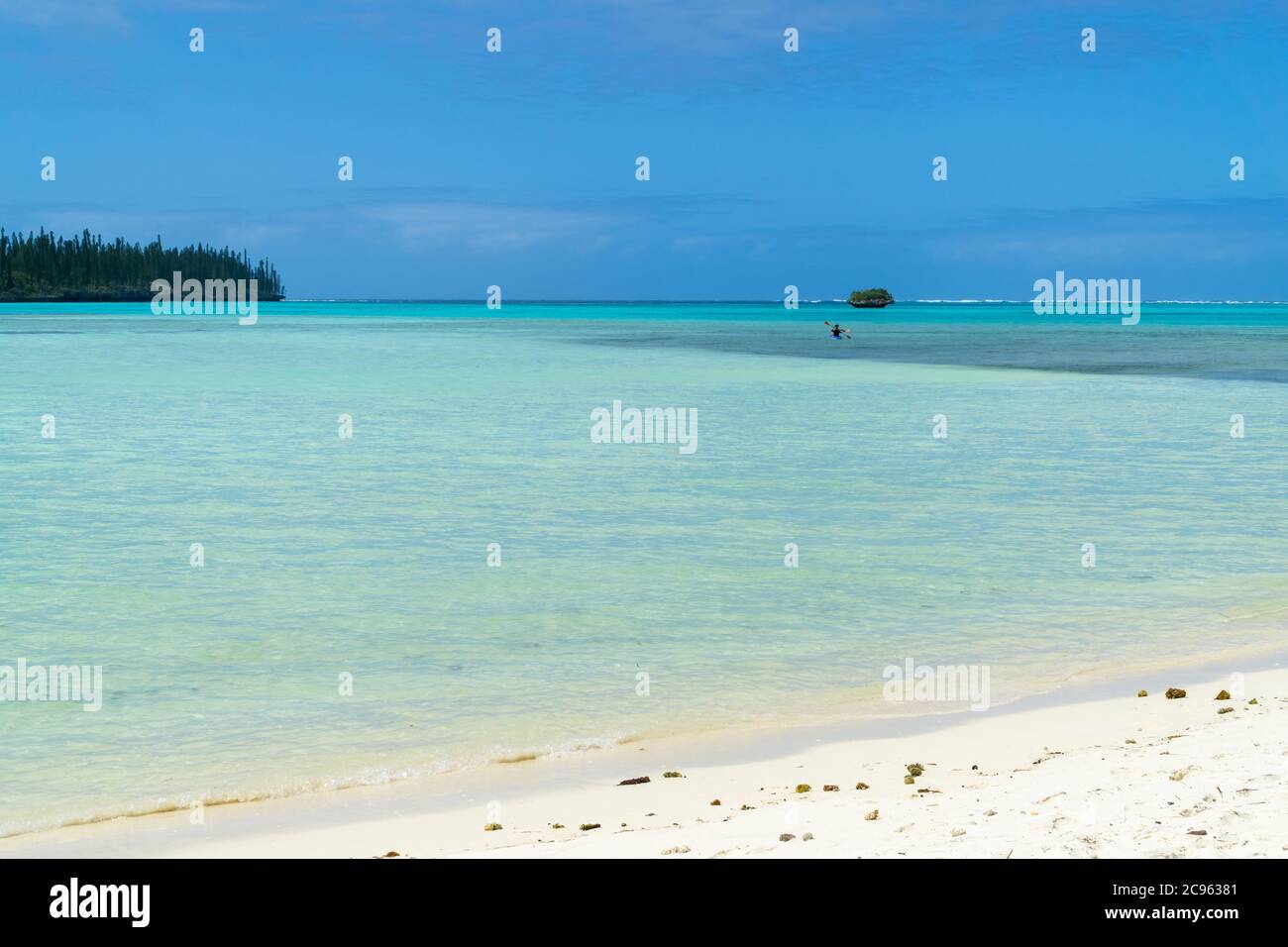 paysage marin de l'île Pines, nouvelle-calédonie : lagon turquoise, rochers typiques, ciel bleu Banque D'Images