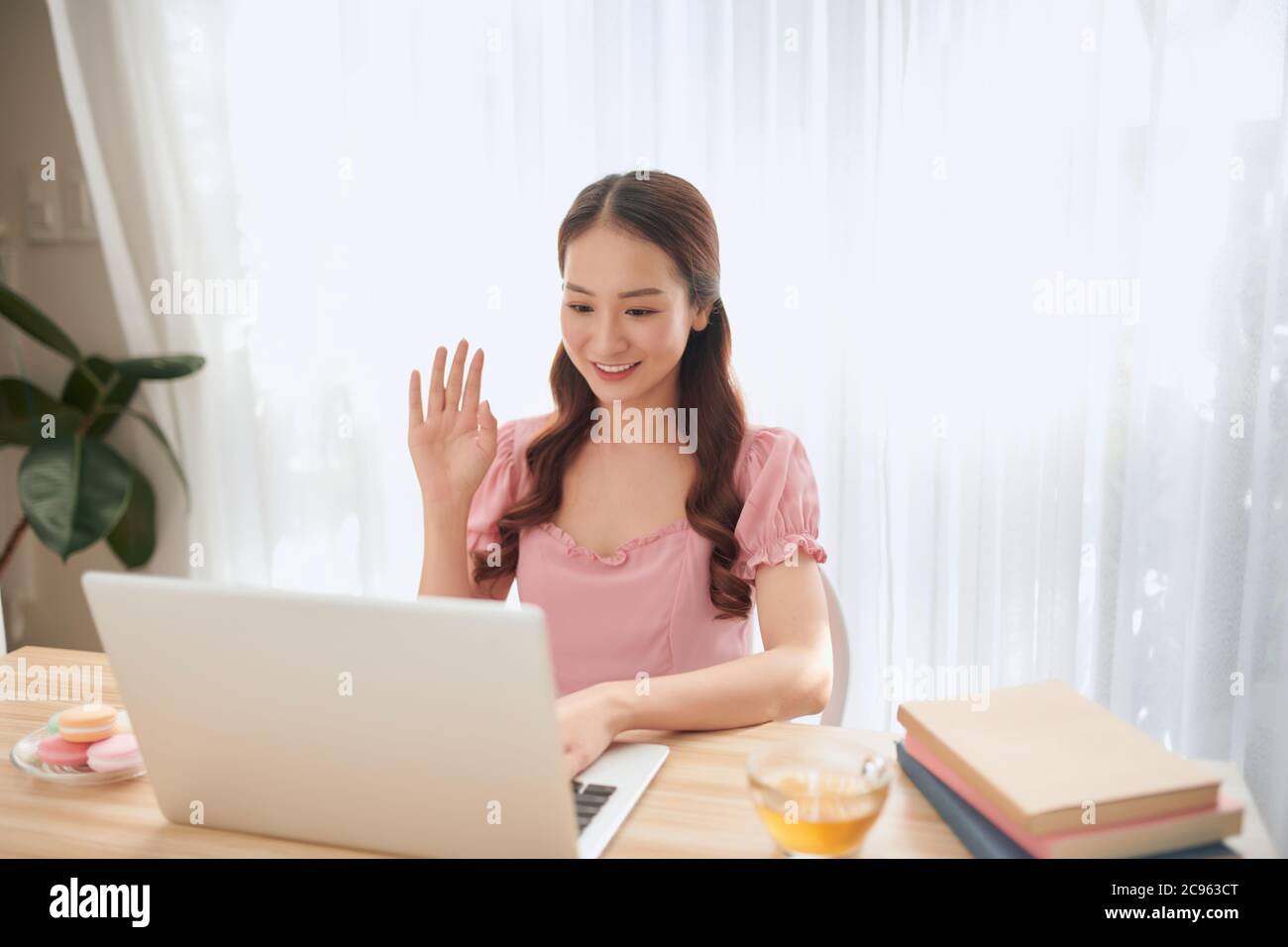 Jeune femme concentrée appréciant le travail sur ordinateur portable. Banque D'Images