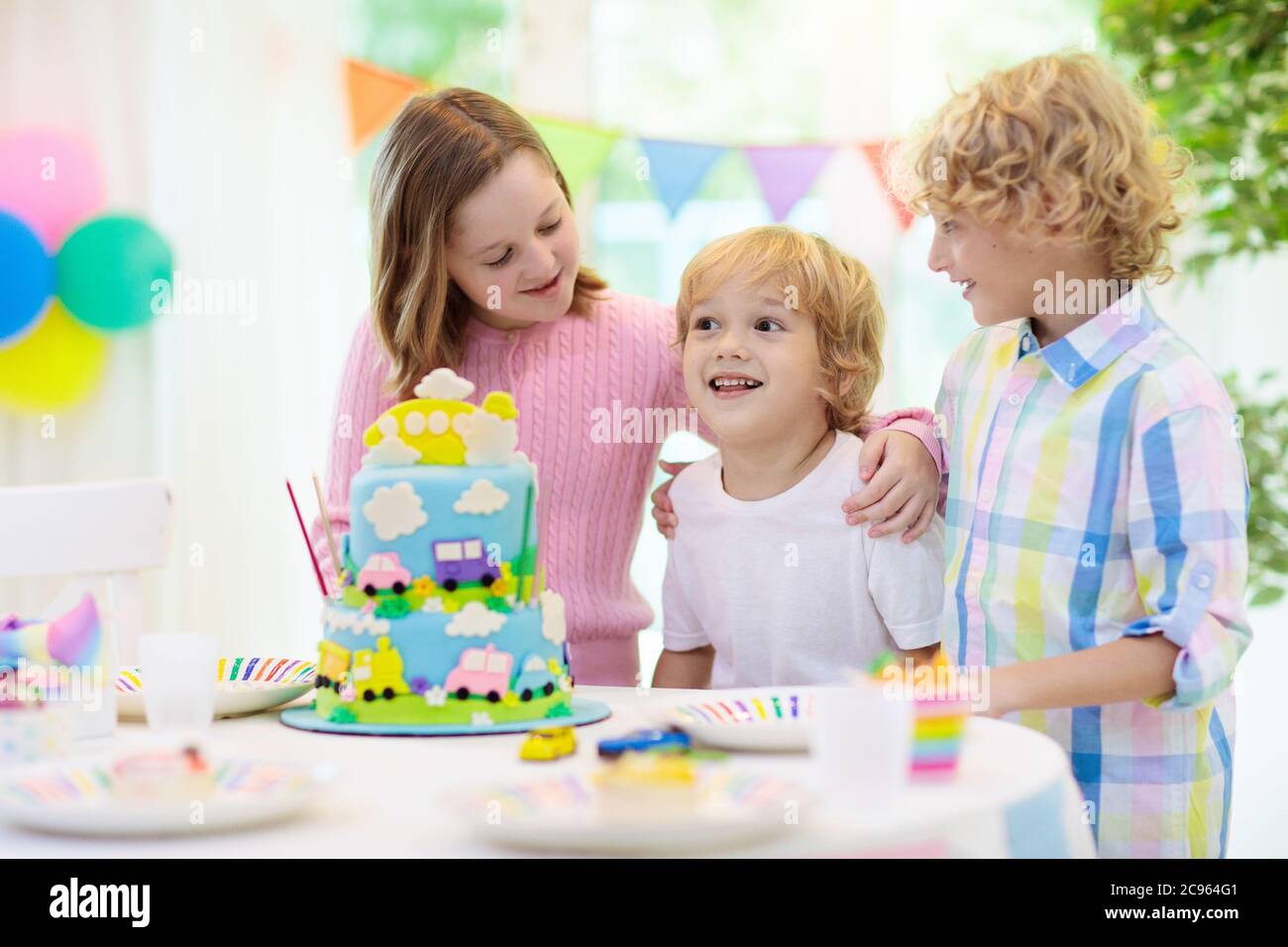 Fete D Anniversaire Pour Enfants Gateau Garcon Avec Voiture Et Avion Enfant Soufflant Des Bougies Sur Un Gateau Colore Decorations De Fete Bannieres Arc En Ciel Ballons Ven Photo Stock Alamy Fete D Anniversaire Pour Enfants Gateau Garcon Avec Voiture Et Avion Enfant Soufflant Des Bougies Sur Un Gateau Colore Decorations De Fete Bannieres Arc En Ciel Ballons Ven Photo Stock Alamy