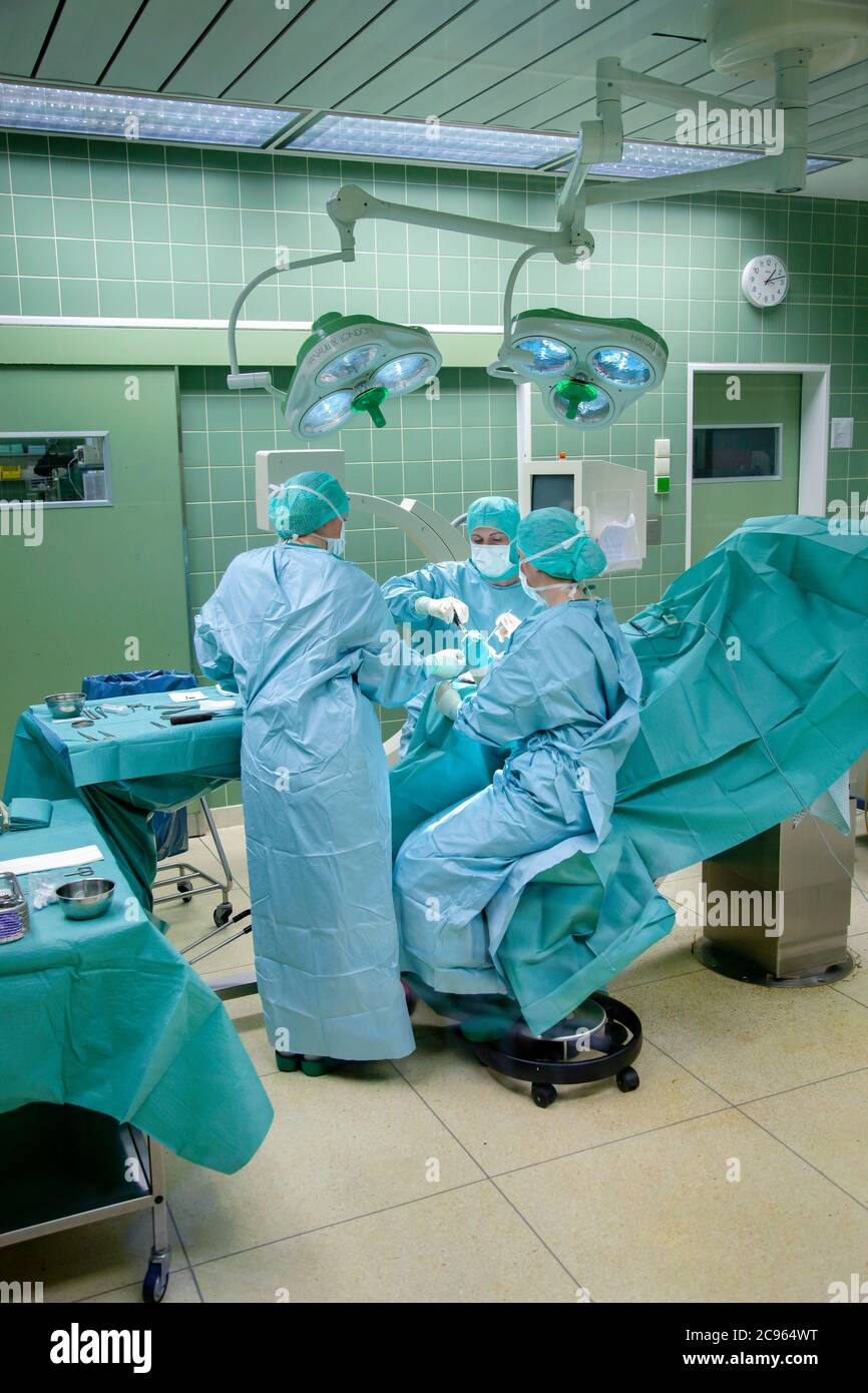 Essen, Rhénanie-du-Nord-Westphalie, Allemagne - Hôpital. Vue dans une salle d'opération. Une équipe chirurgicale travaille sur une opération au pied. - modèle libéré - Banque D'Images