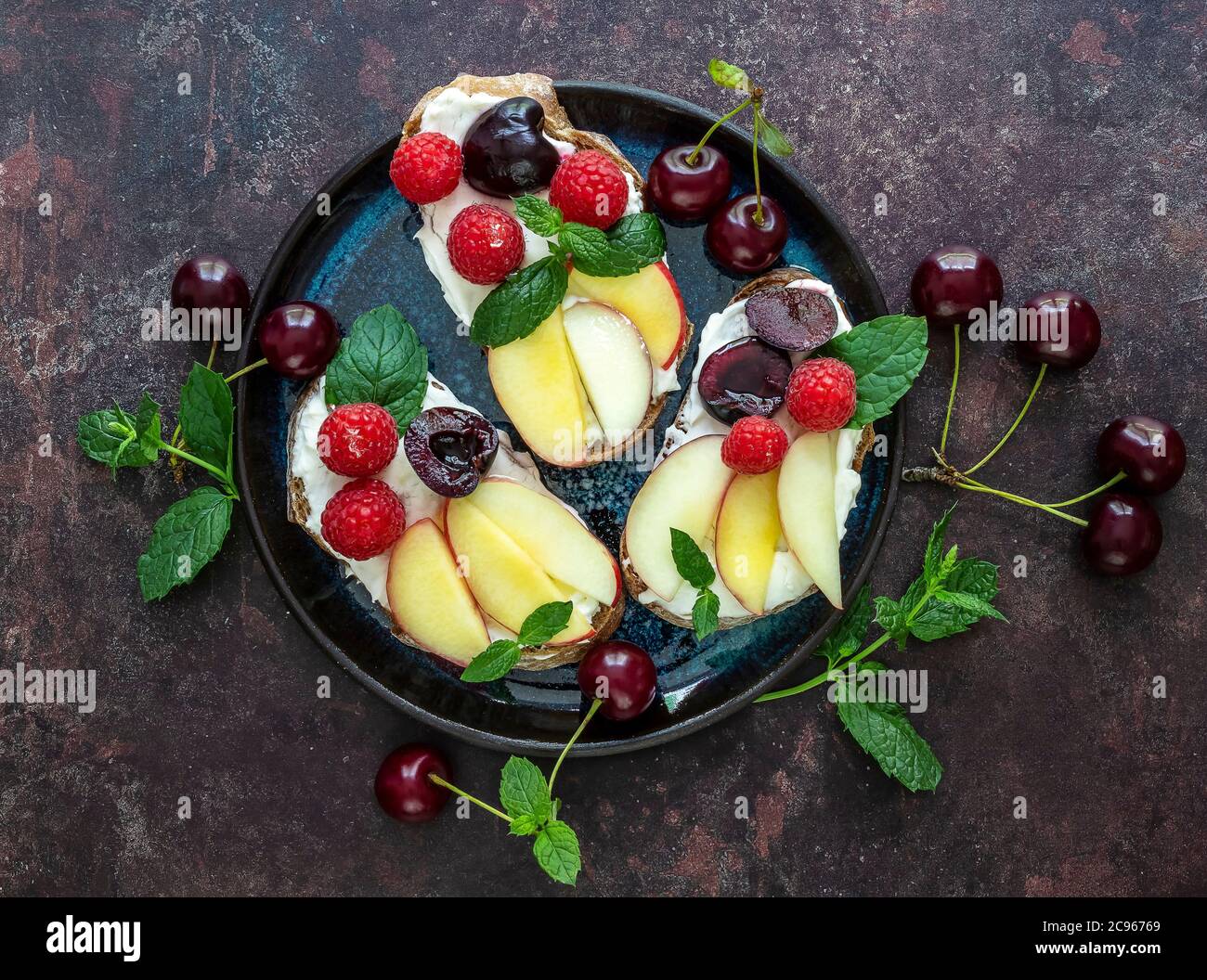 Délicieux toasts d'été pour le petit déjeuner. Banque D'Images