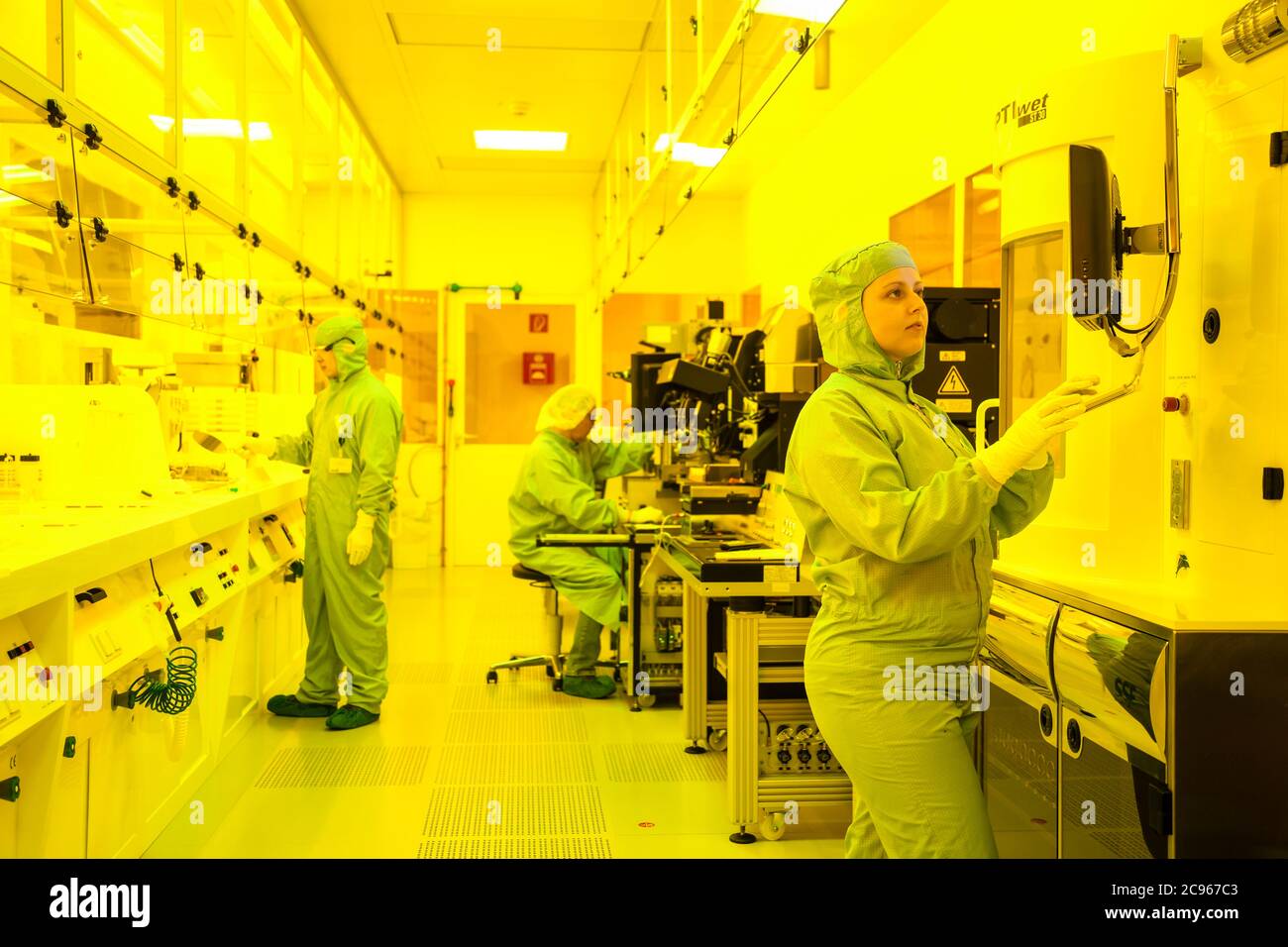 Dortmund, Rhénanie-du-Nord-Westphalie, Allemagne - haute technologie dans la région de la Ruhr. Un microtechnologue de temicon GmbH travaille dans les salles blanches de MST.fact Banque D'Images