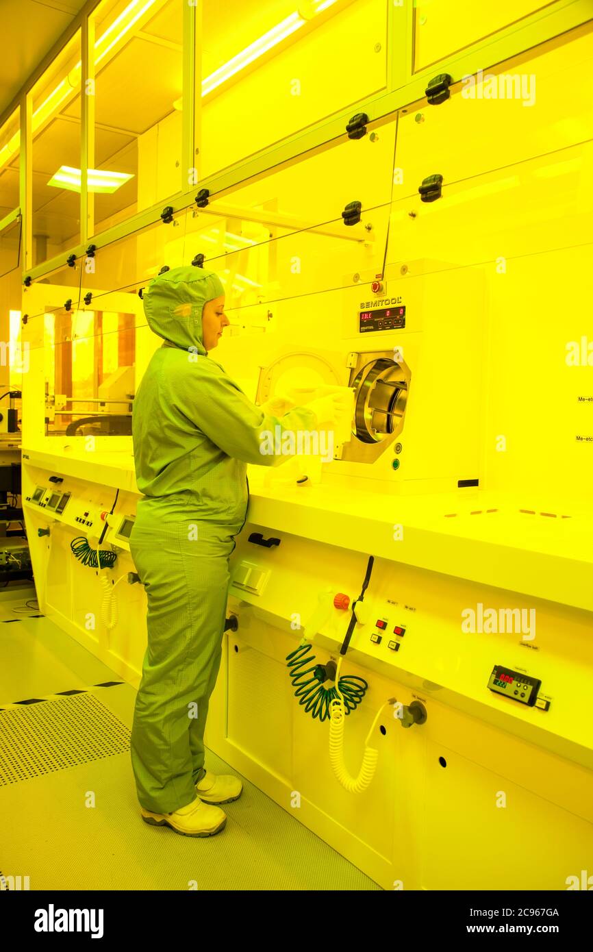 Dortmund, Rhénanie-du-Nord-Westphalie, Allemagne - haute technologie dans la région de la Ruhr. Un microtechnologue de temicon GmbH travaille dans les salles blanches de MST.fact Banque D'Images