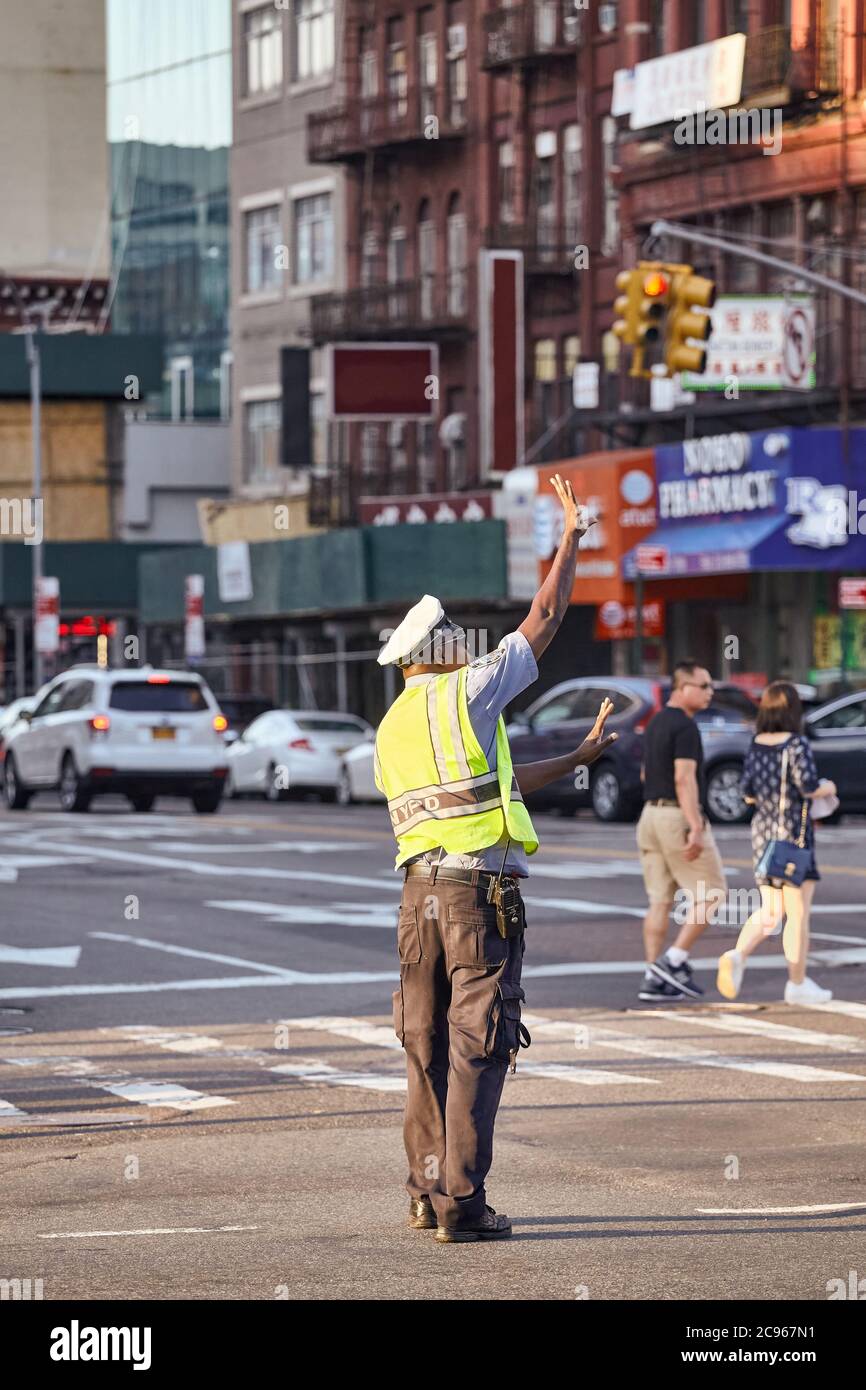 New York, États-Unis - 29 juin 2018 : l'agent de police de la circulation NYPD effectue des travaux à l'intersection de Manhattan. Banque D'Images