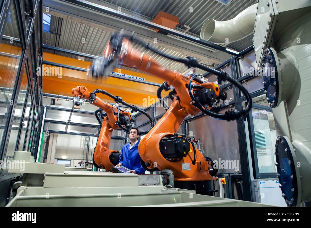 Dortmund, Rhénanie-du-Nord-Westphalie, Allemagne - haute technologie dans la région de la Ruhr. Un technicien de carat robotique innovation GmbH programme un articulé Banque D'Images