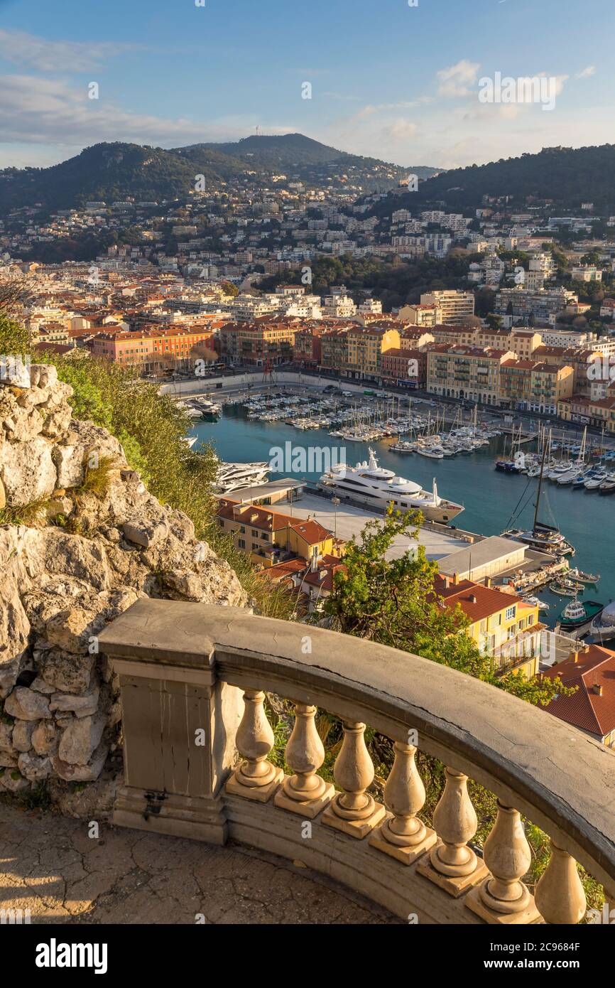 Vue de la colline du Château jusqu'à Port Lympia, Nice, Côte d'Azur, France, Europe Banque D'Images