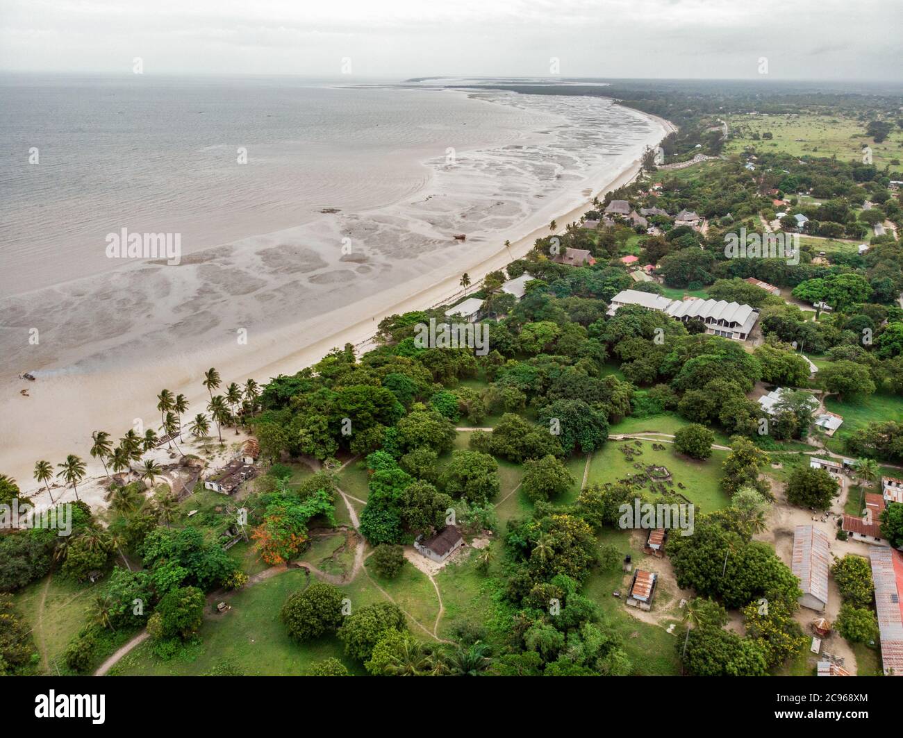 Un cliché aérien de Bagamoyo, Tanzanie. Courbe de l'océan Indien ...