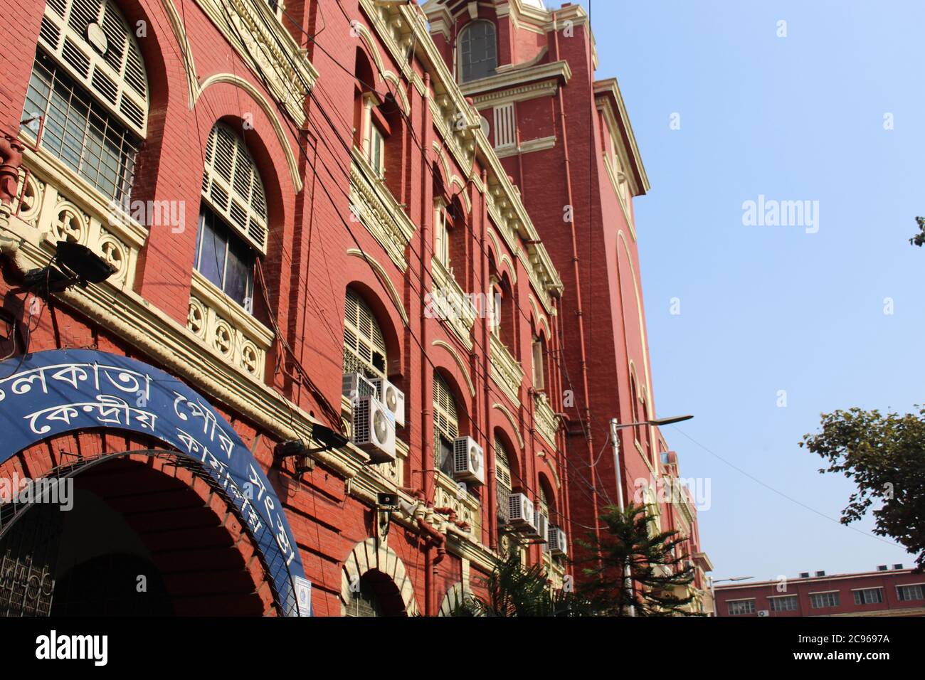 Kolkata, Bengale-Occidental/Inde - 29 décembre 2019: Vue rognée et partielle de 'Kolkata Municipal Corporation', à l'Esplanade, Dharmatala, Kolkata. Banque D'Images