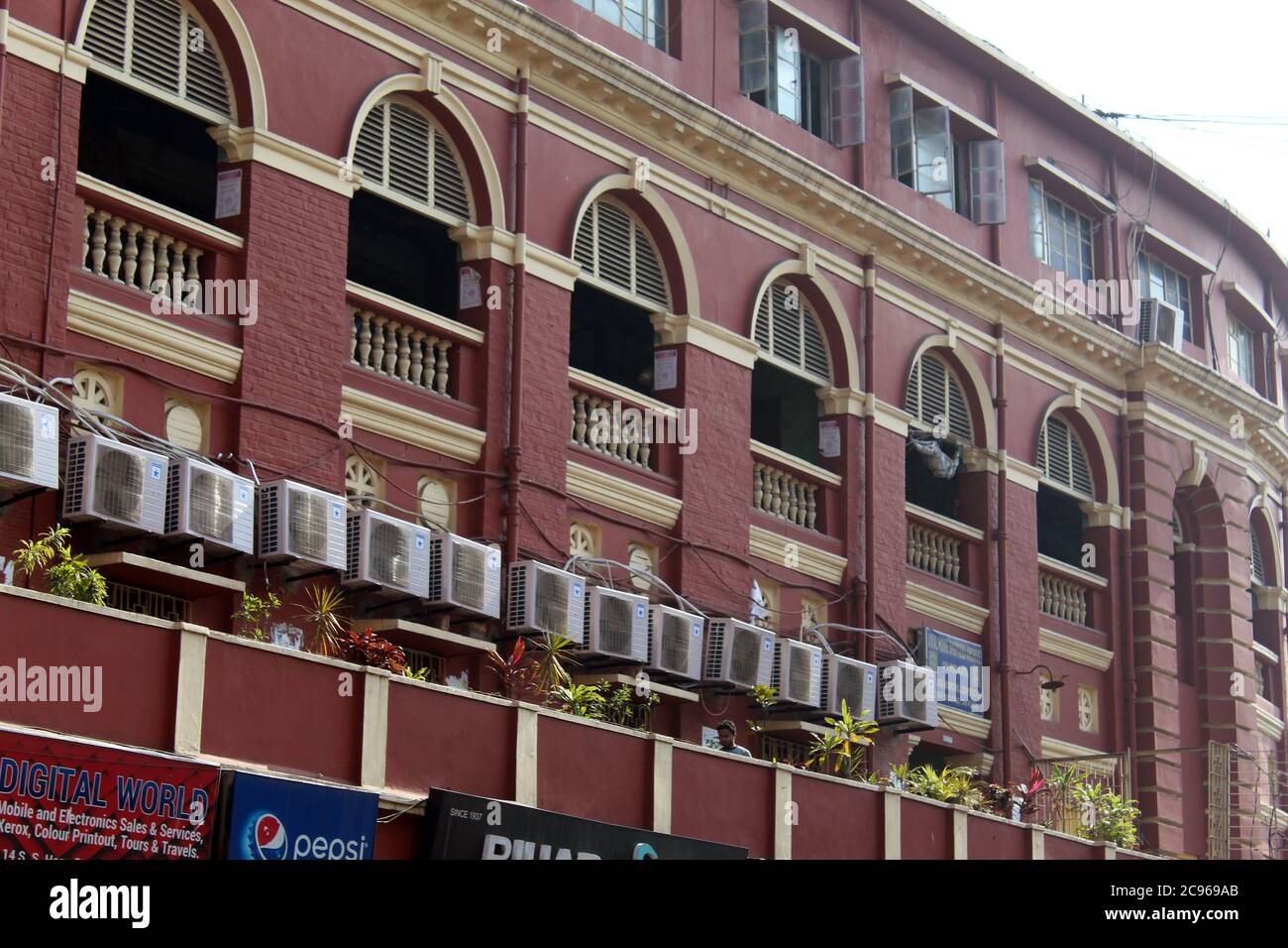 Kolkata, Bengale-Occidental/Inde - 29 décembre 2019: Vue rognée et partielle de 'Kolkata Municipal Corporation', à l'Esplanade, Dharmatala, Kolkata. Banque D'Images