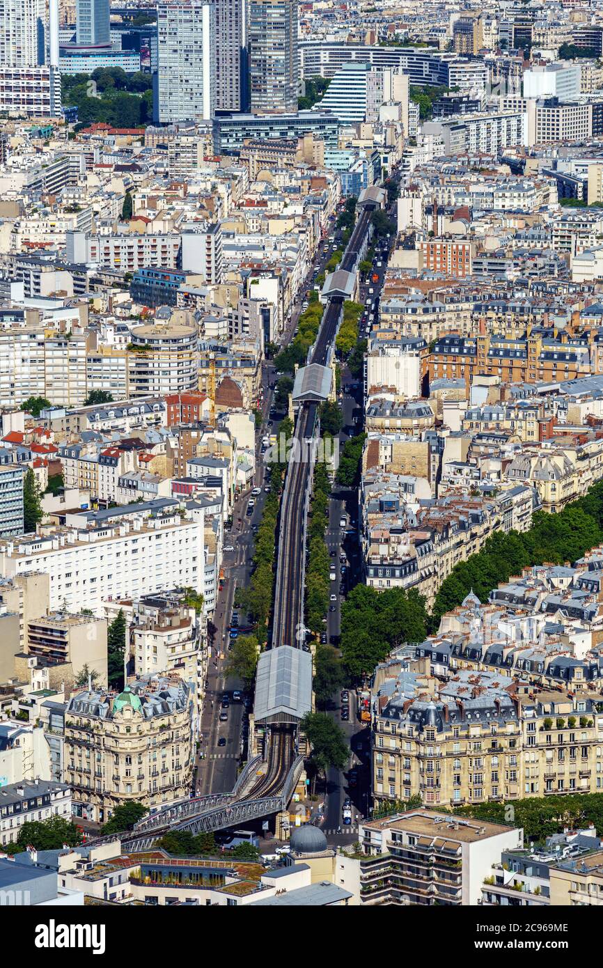 Prise de vue en grand angle du métro aérien de Paris ligne 6 - Paris, France Banque D'Images
