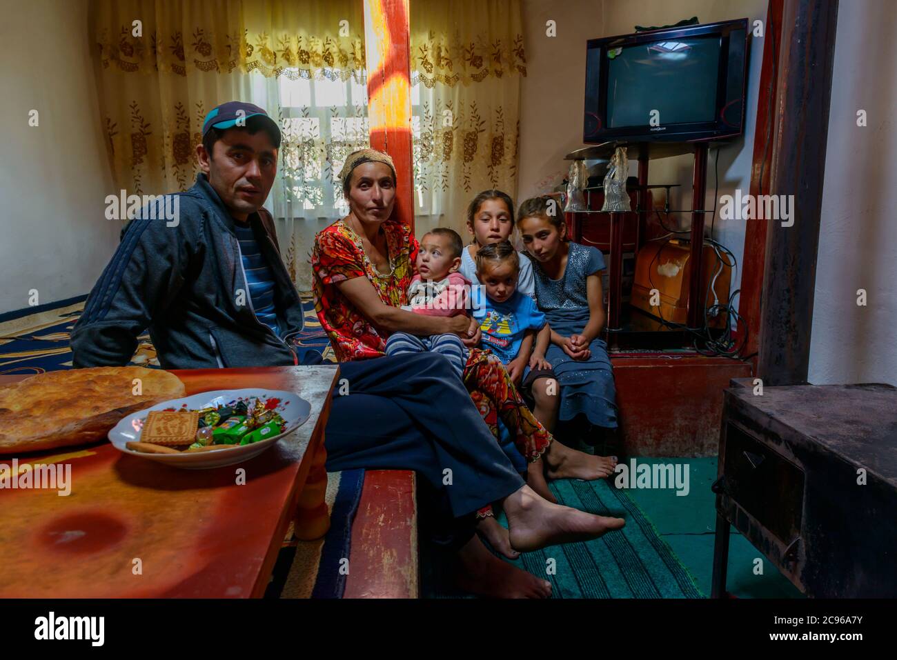 La famille tadjike dans leur maison à Langar, couloir de Wakhan, Tadjikistan, Banque D'Images