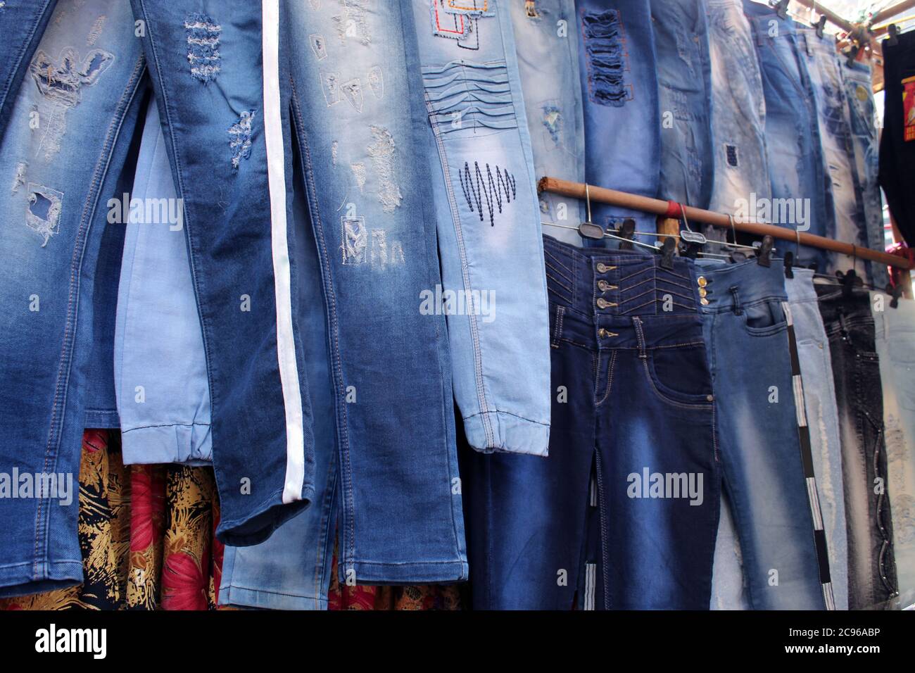 Variété de jeans de vêtements de pantalon vendre sur un magasin ouvert dans  un marché occupé, à l'Esplanade, Kolkata Photo Stock - Alamy