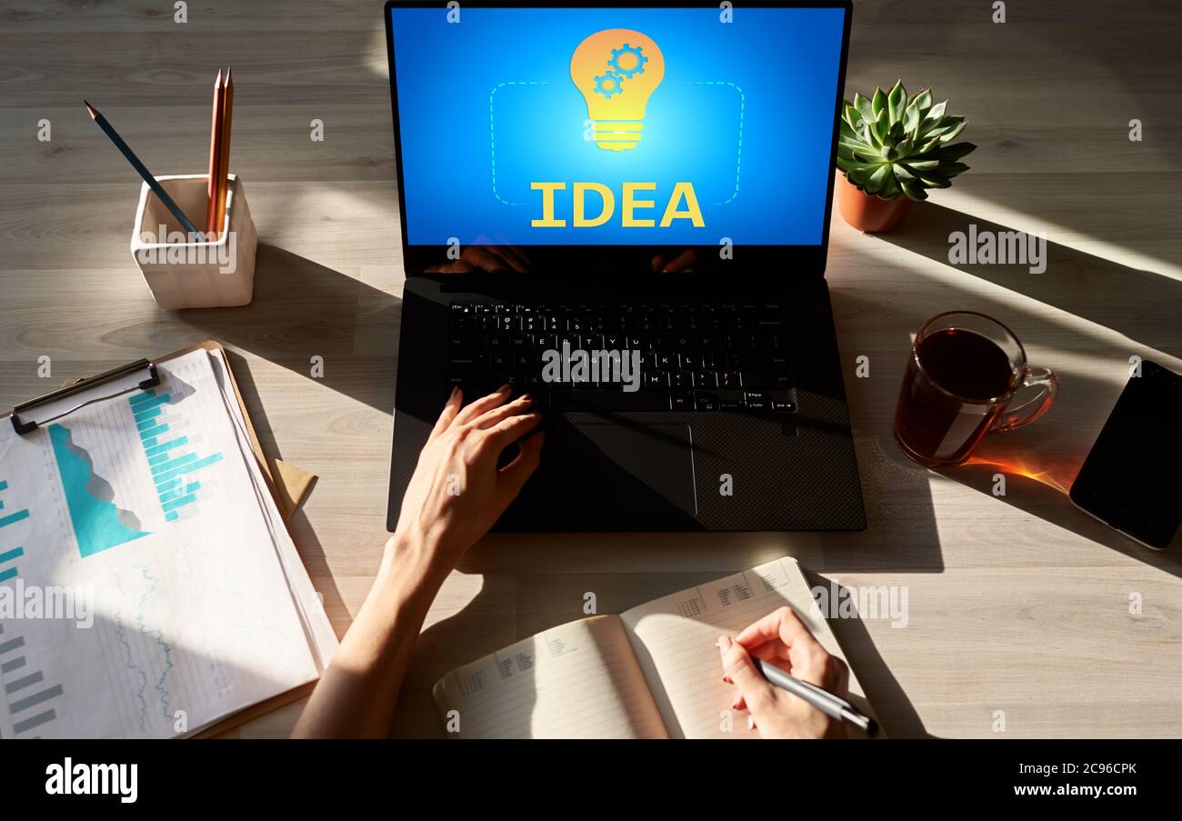 Concept d'idée, de créativité et d'innovation avec icône de lampe à l'écran Banque D'Images