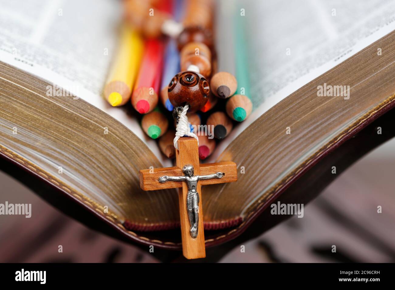 Crayons de couleur et rosaire sur une bible. France. Banque D'Images Crayons de couleur et rosaire sur une bible. France. Banque D'Images