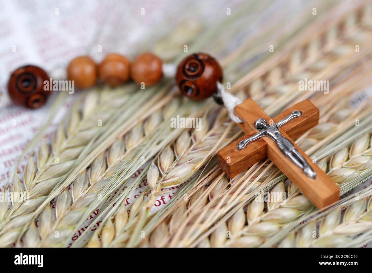 Croix chrétienne, Bible et oreilles de blé comme symbole de la nourriture spirituelle et physique. France. Banque D'Images