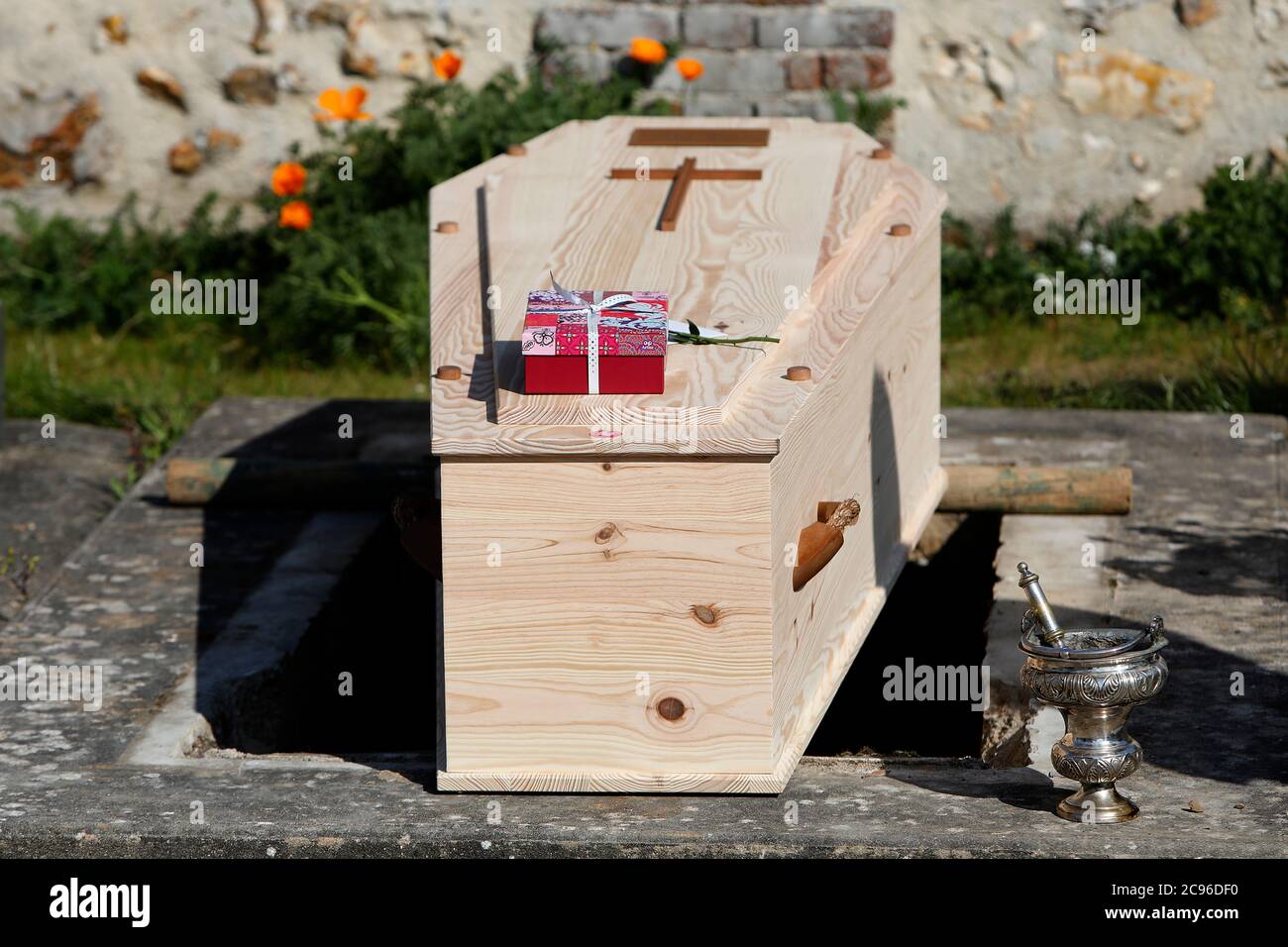 Funérailles au cimetière d'Evreux, France pendant l'épidémie de COVID-19. Banque D'Images