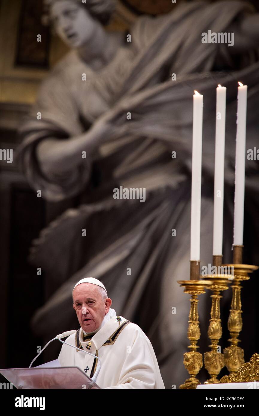 Le pape François prononçant un discours lors de la Sainte Messe Epiphanie à la basilique Saint-Pierre, Cité du Vatican Banque D'Images