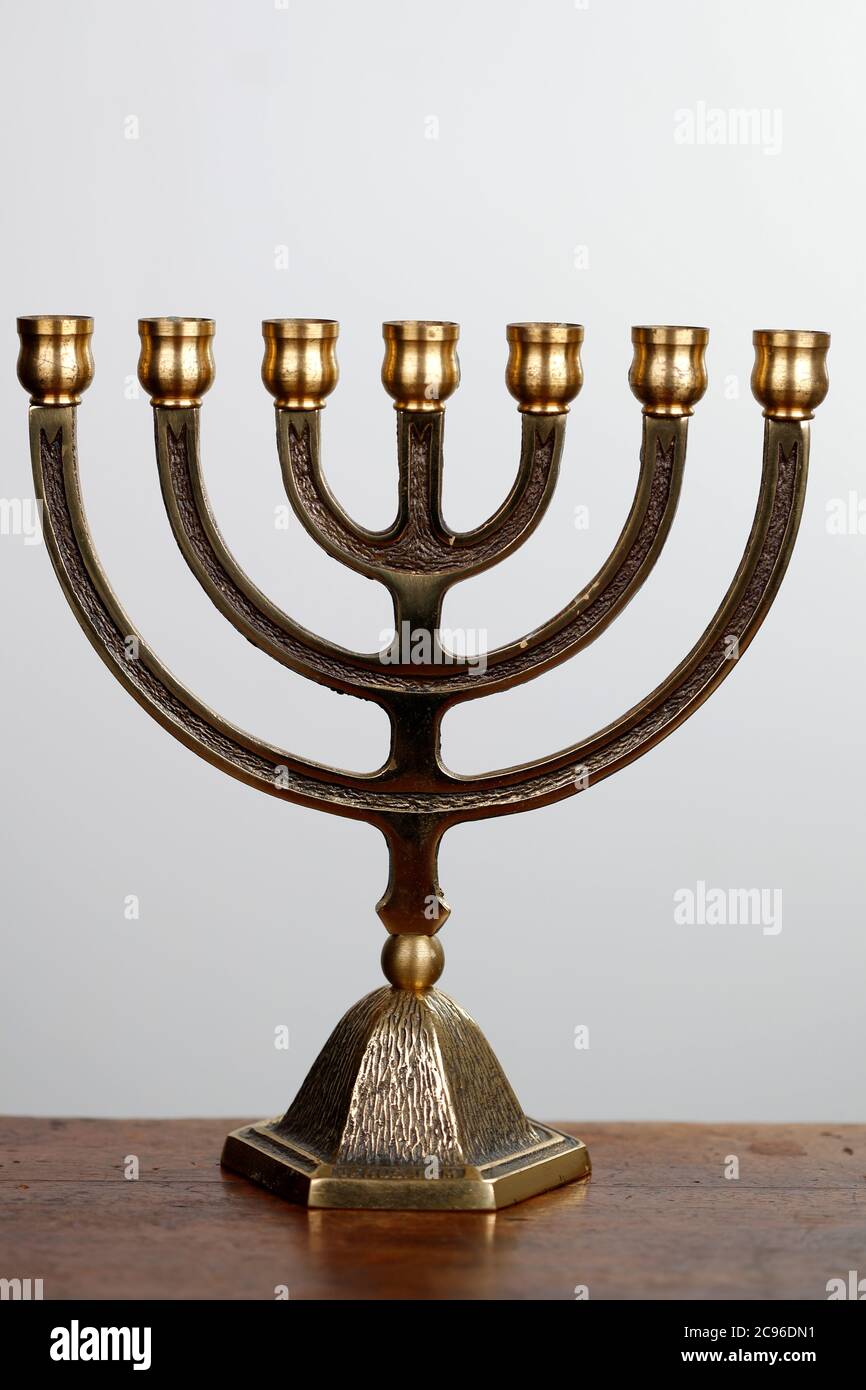 La menorah ou chandelier hébraïque de sept lampes, symbole du judaïsme depuis les temps anciens