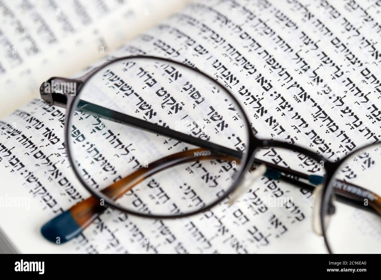 Ouvrez Torah et paire de lunettes. France. Banque D'Images