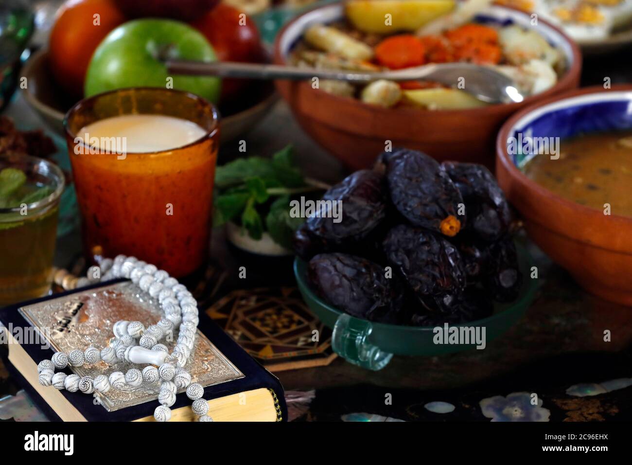 Repas traditionnel pour l'iftar au temps du ramadan après que le jeûne a été cassé. France. Banque D'Images
