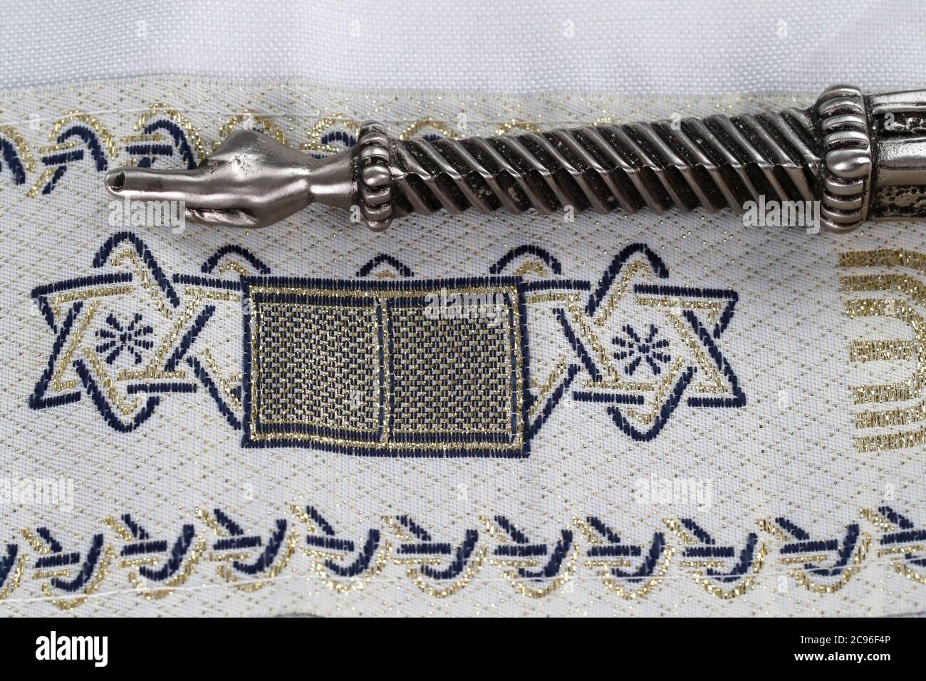 Un pointeur rituel juif Yad argenté sur une Torah. France. Banque D'Images
