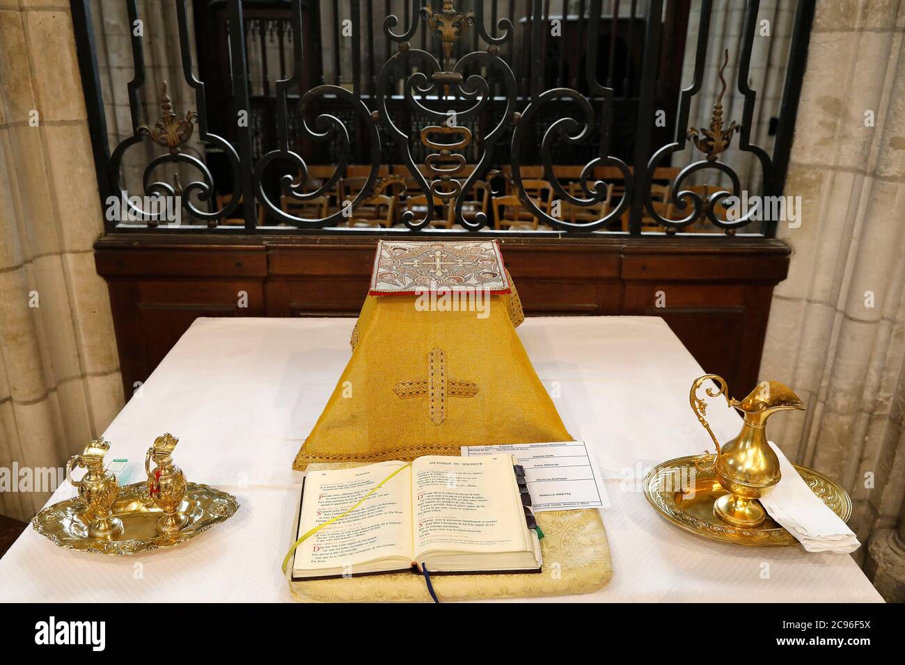 Objets liturgiques dans la cathédrale notre-Dame (notre-Dame), Evreux, France. Banque D'Images