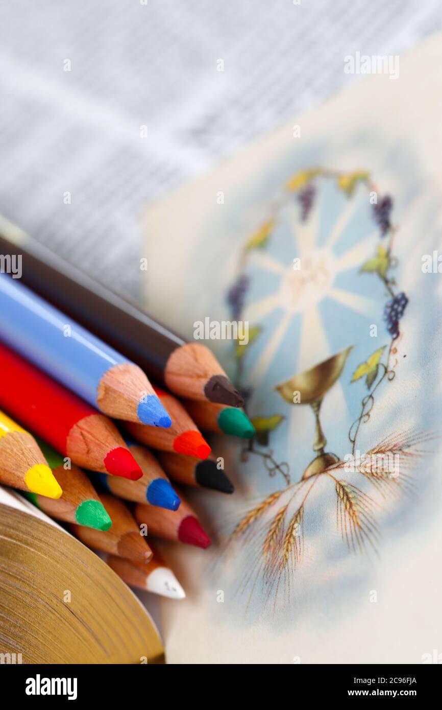 Crayons de couleur et image religieuse sur une bible. Catéchisme. France. Banque D'Images Crayons de couleur et image religieuse sur une bible. Catéchisme. France. Banque D'Images