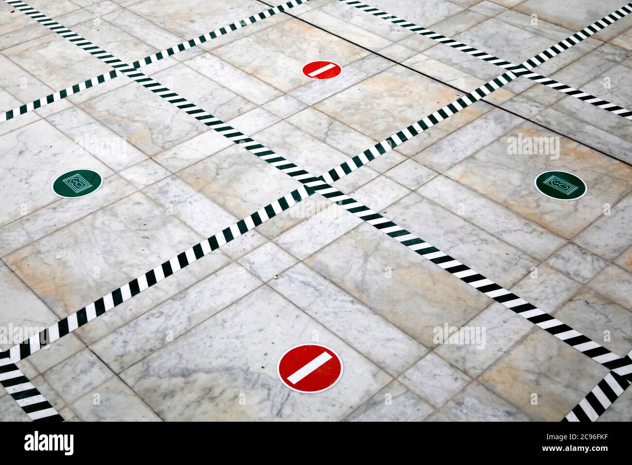 Sol en mosaïque de la Grande Mosquée de Paris après le confinement de la COVID-19. Banque D'Images